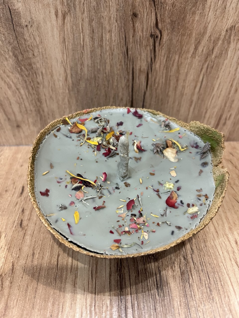 Кольорові воскові свічки в авакадо