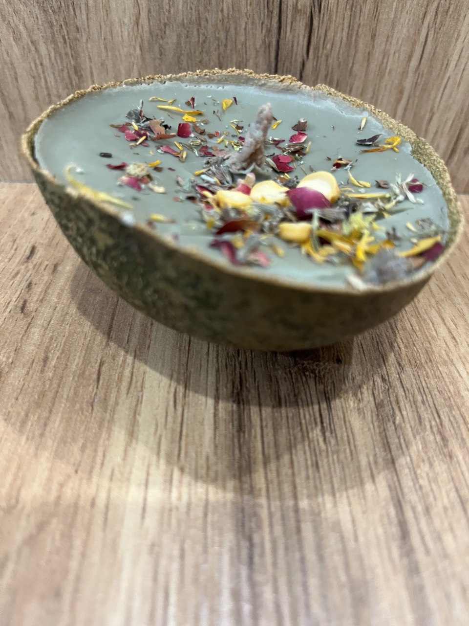 Кольорові воскові свічки в авакадо