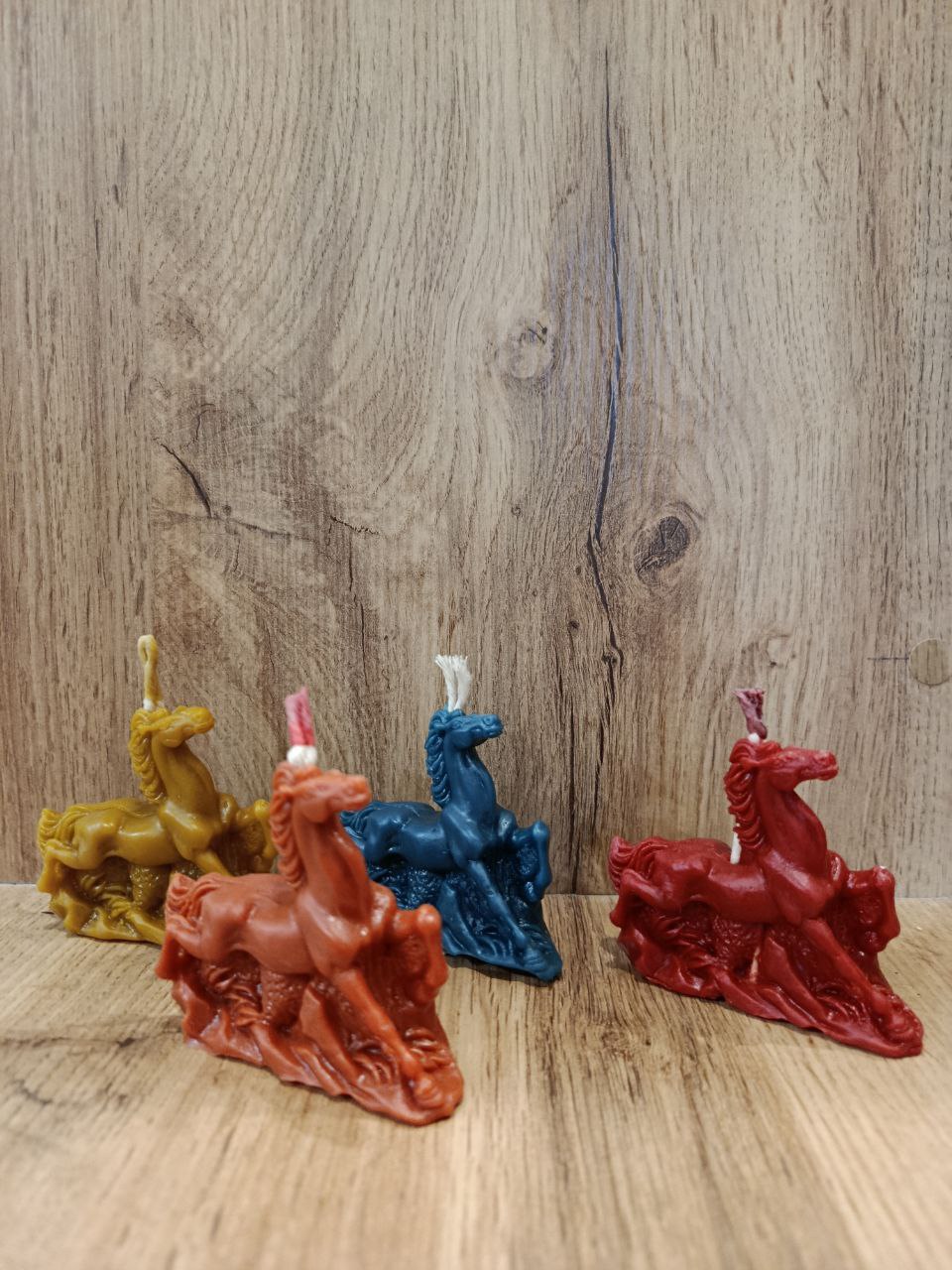 Кольорові воскові свічки - коні  ( символ цього року)