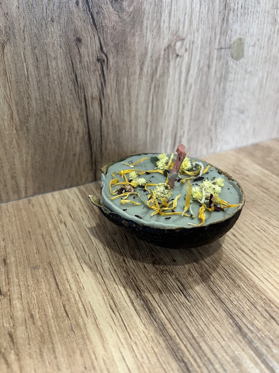 Кольорові воскові свічки в авакадо