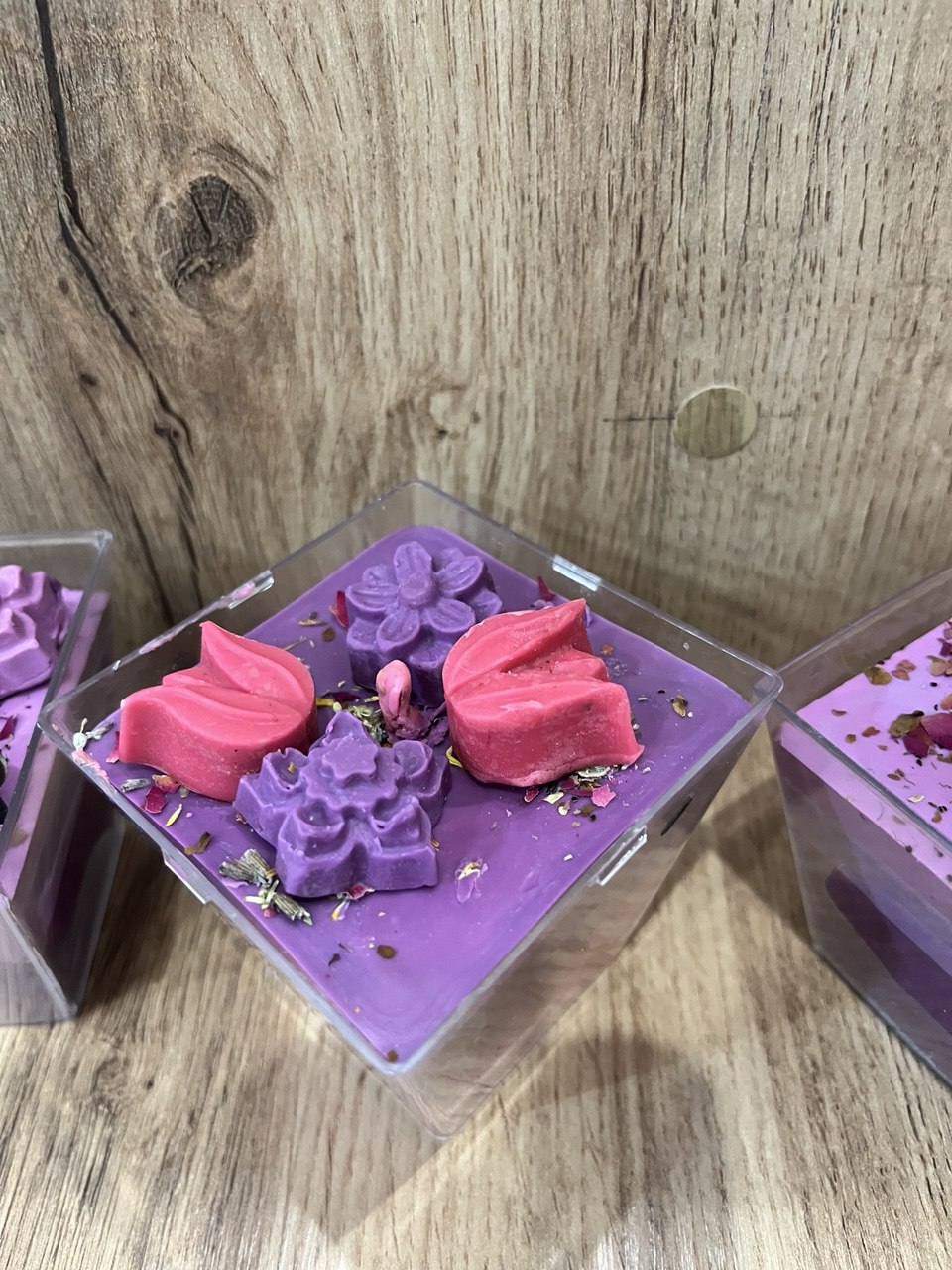 Кольорові воскові свічки в стакані