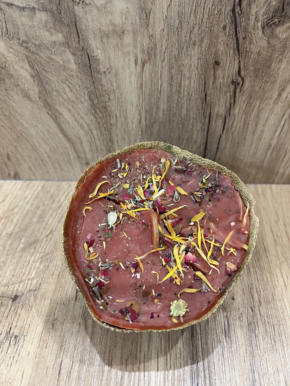 Кольорові воскові свічки в авакадо