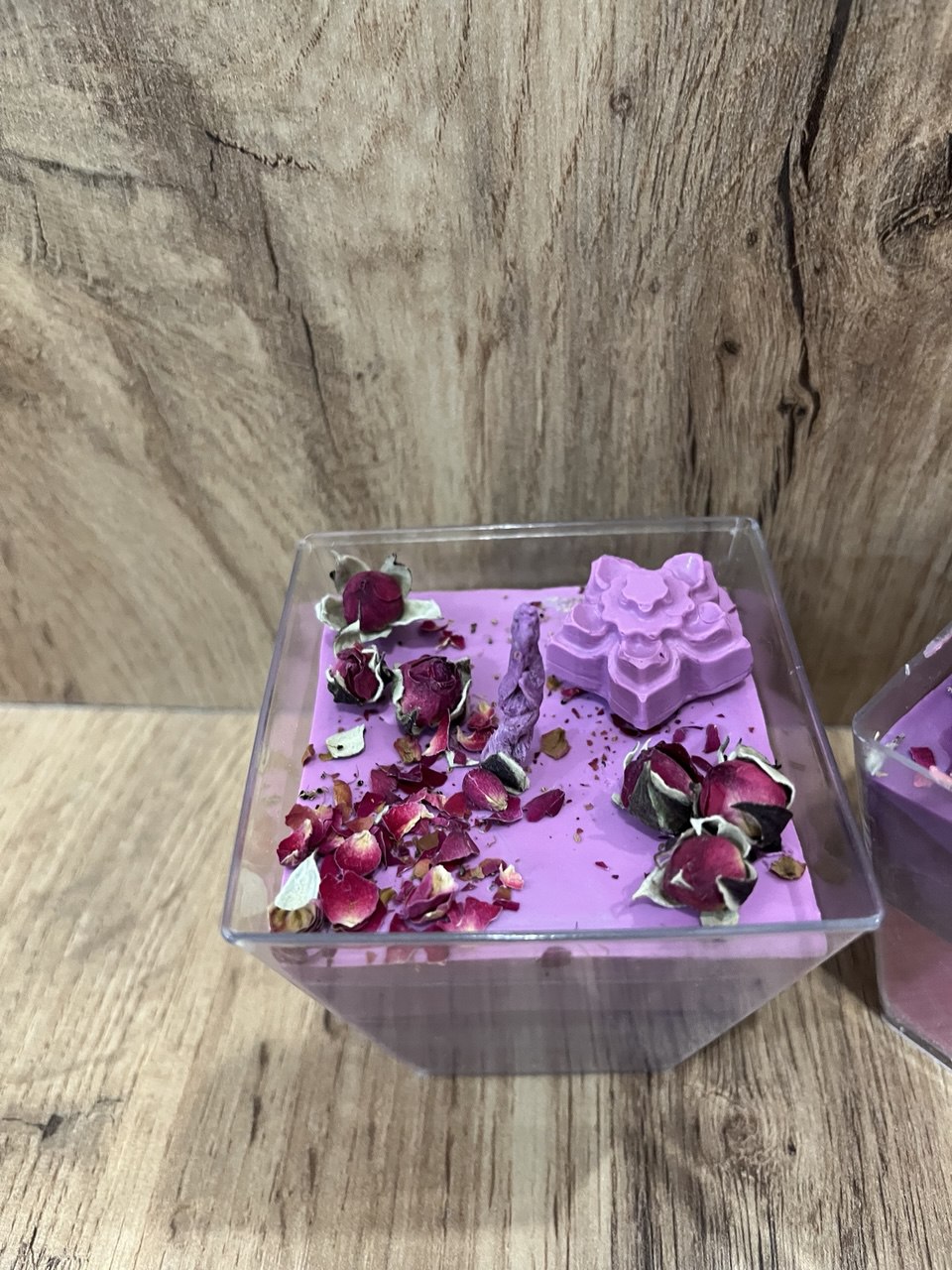 Кольорові воскові свічки в стакані