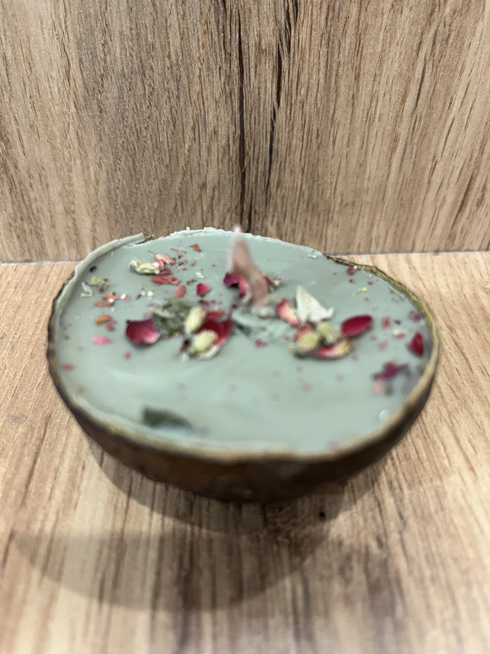 Кольорові воскові свічки в авакадо