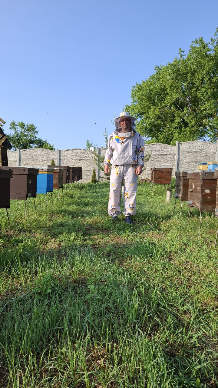 Костюм з українською маскою на блискавці 