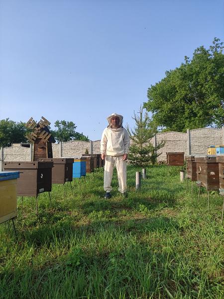 Костюм з українською маскою на блискавці  зображення