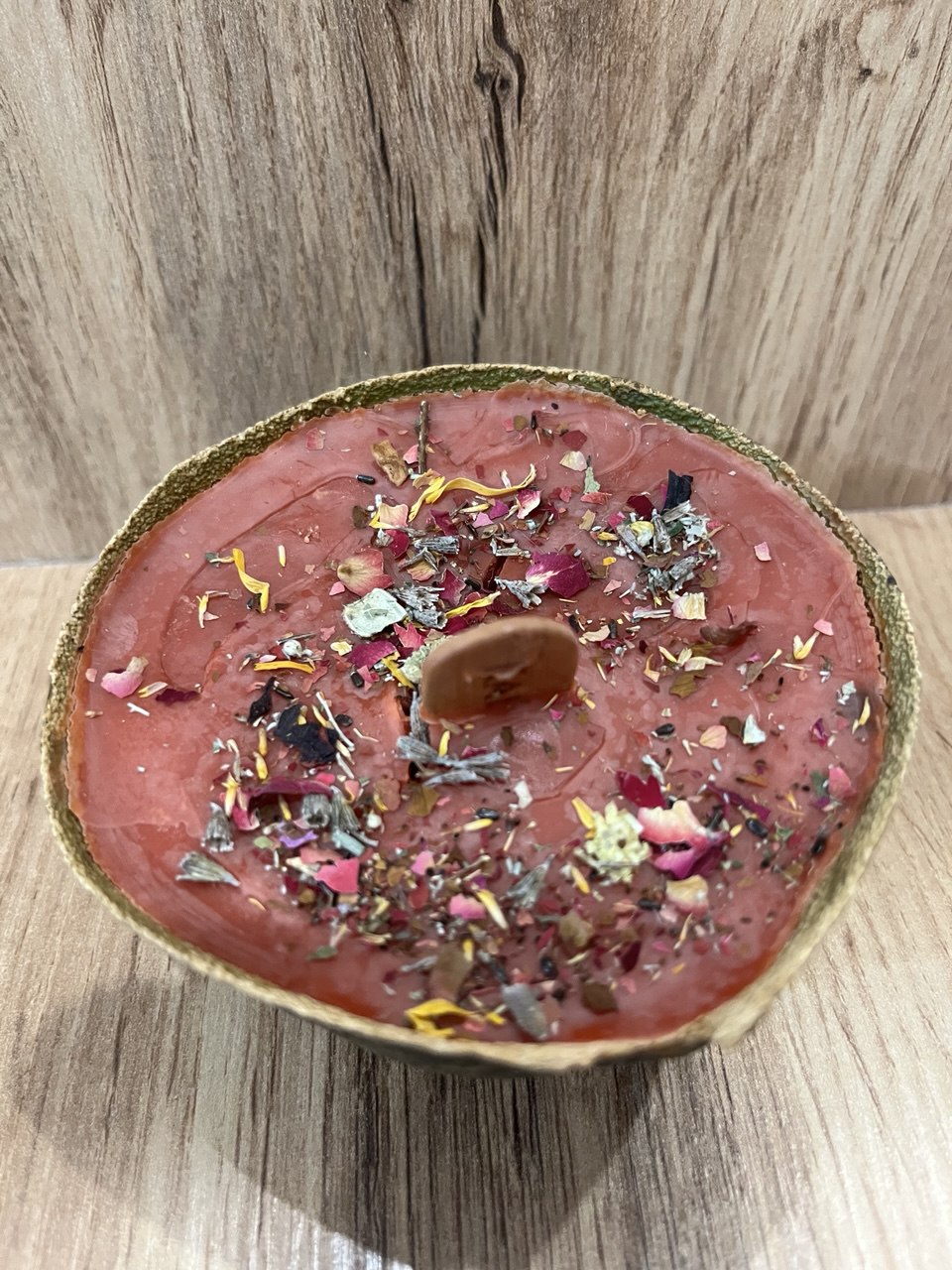 Кольорові воскові свічки в авакадо