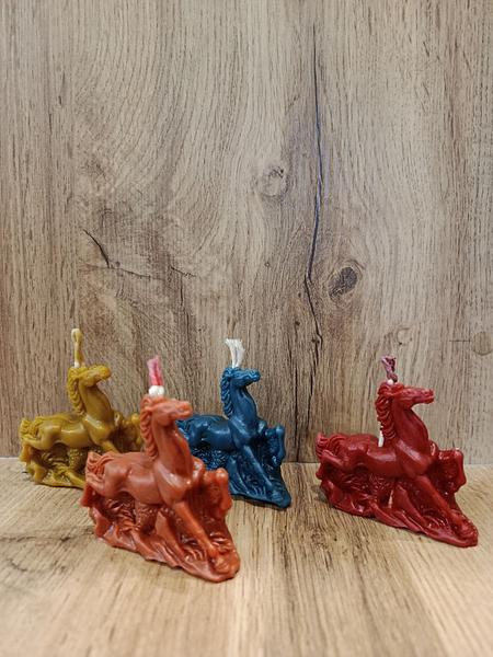 Кольорові воскові свічки - коні  ( символ цього року) зображення